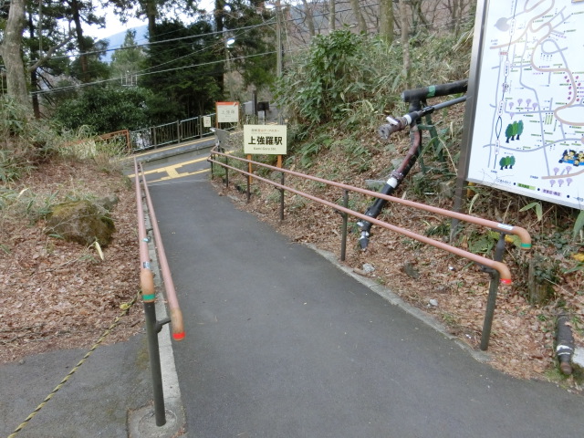 駅出入口 (北側)