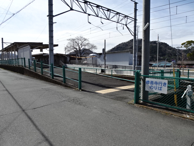 駅出入口 (1番線ホーム)