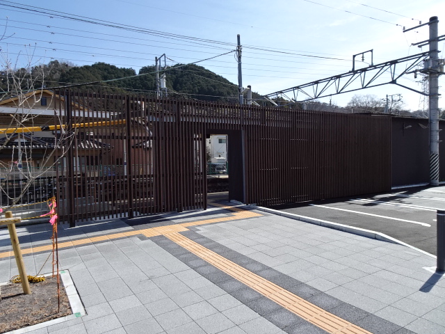 駅出入口 (2番線ホーム)