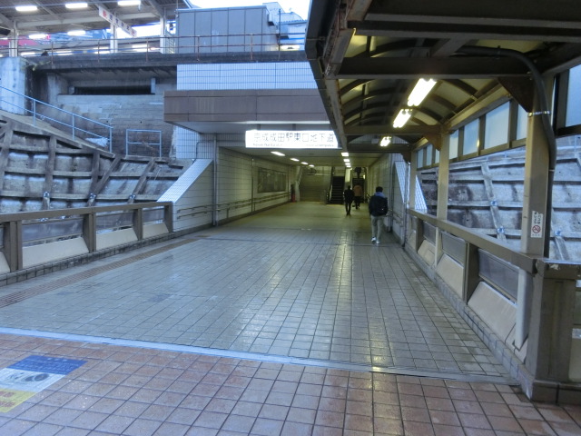 駅舎 (東口)