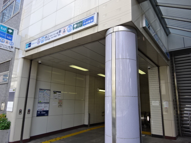 駅出入口 (B1)