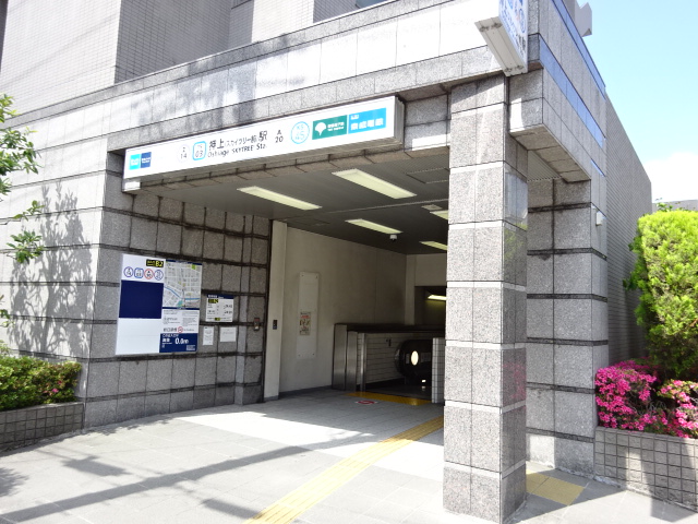 駅出入口 (B2)