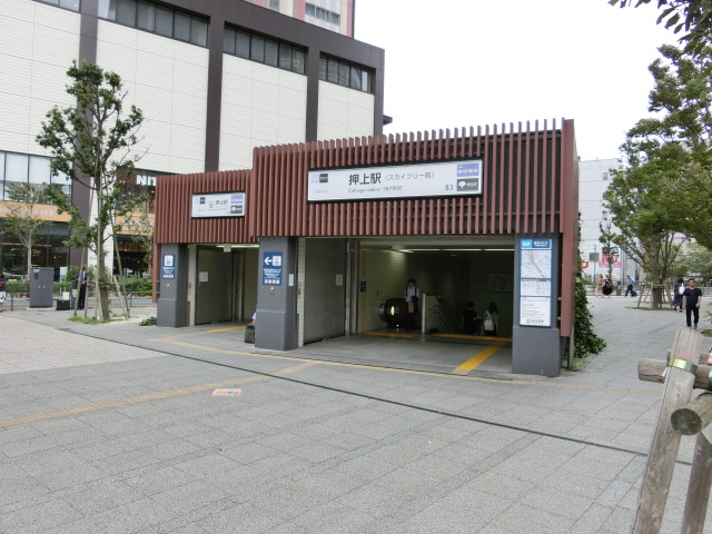 駅出入口 (B3)