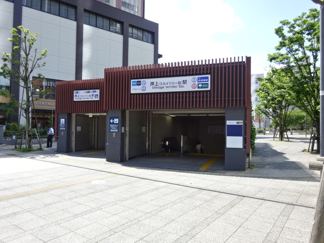 駅出入口 (B3)