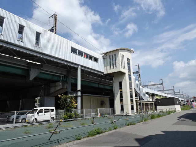 駅舎 (東口)