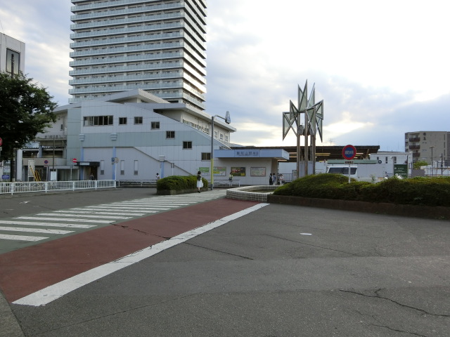 駅舎 (東口)