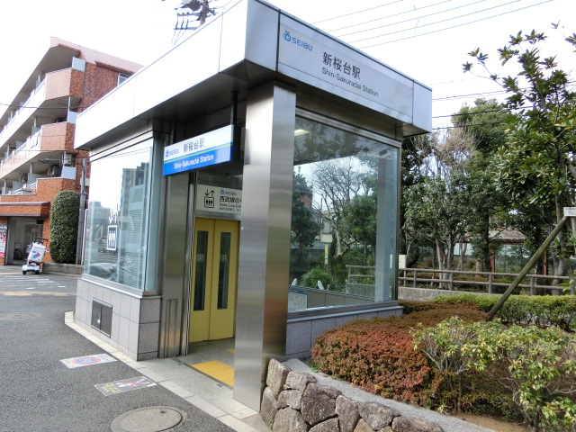 駅出入口3 (EV)