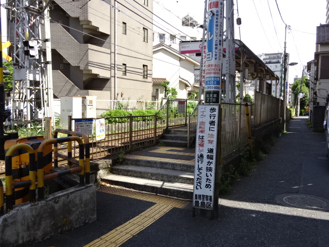 駅出入口 (上りホーム三ノ輪橋方)