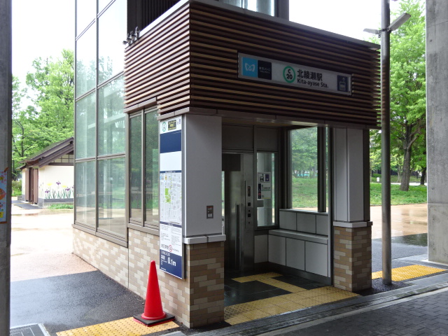 駅出入口 (EV)