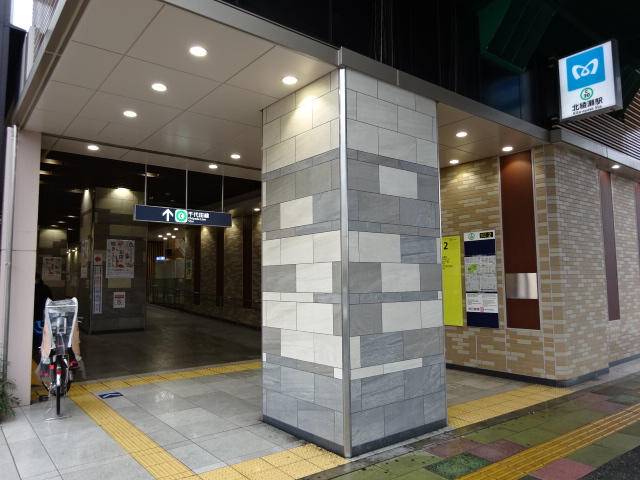 駅出入口 (出口2)