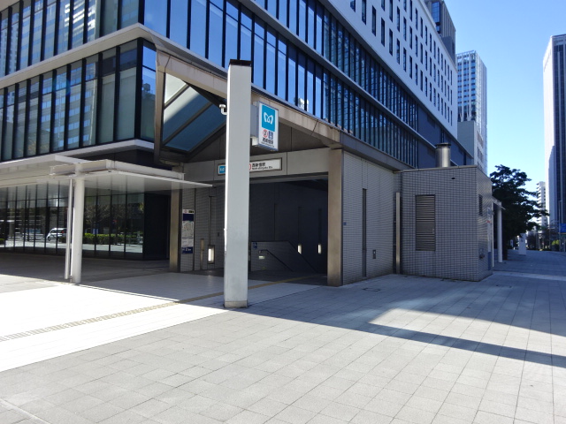 駅出入口 (A2)