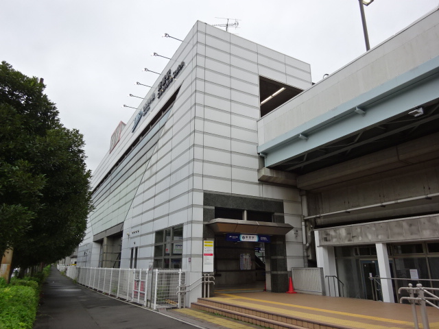 駅舎 (出口B)