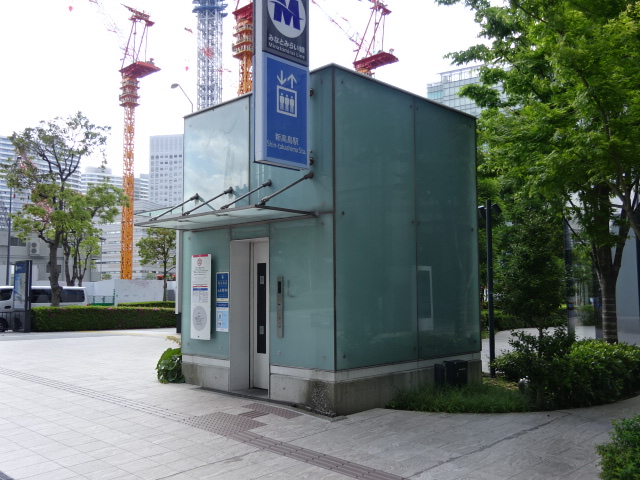 駅出入口 (出口a)