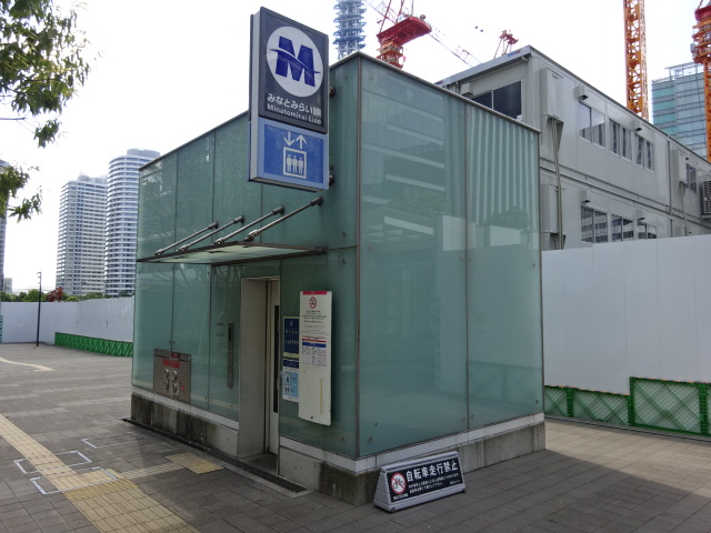 駅出入口 (出口b)