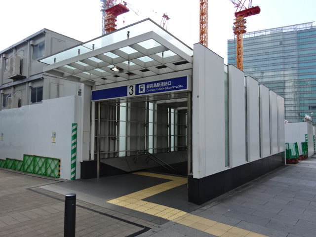 駅出入口 (出口3)