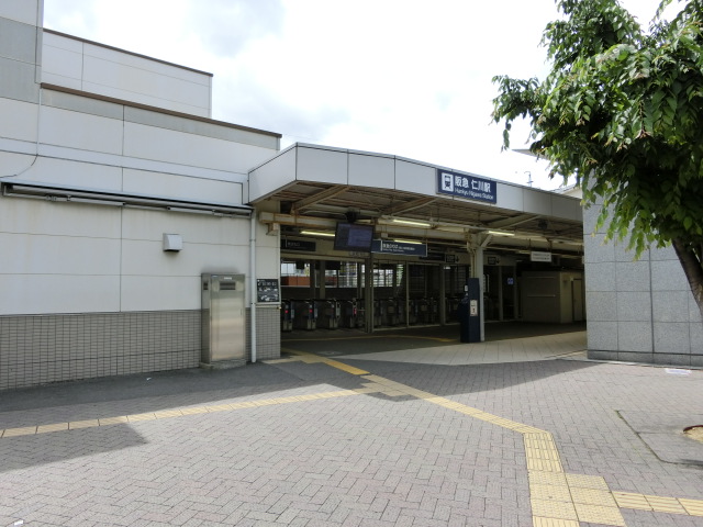 駅舎 (東口)