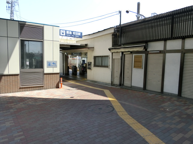 駅舎 (東口)