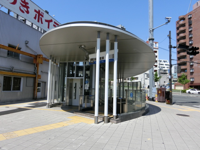 駅出入口2