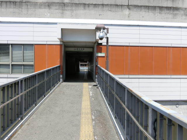 駅出入口 (出口2)