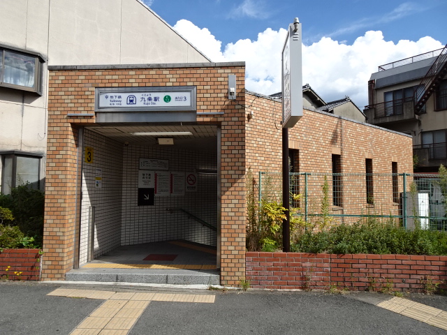 駅出入口3