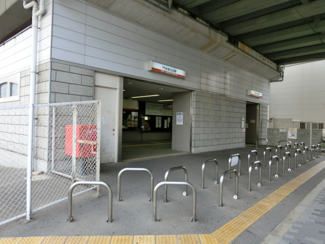 駅舎 (岸里口)